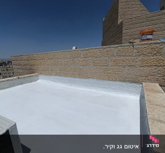 גג אטום עם חומרי איטום על הקיר